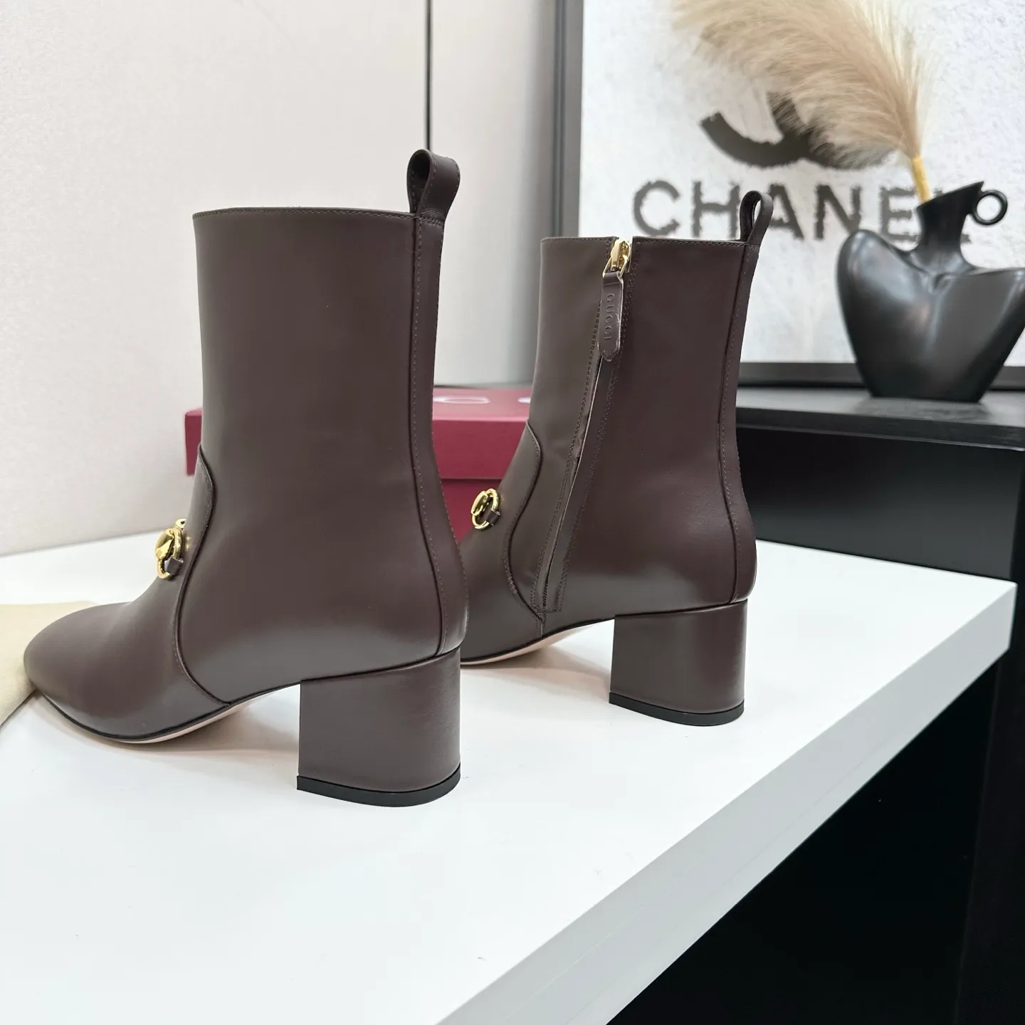 👟👟Ex-factory price 740👟👟 Gucci Gucci 2025G new autumn and winter classic horsebit thick heel short boots. The main series is finally available, and the products are worth looking forward to! Original classics create new designs ✨ Purchasing agent level! Full of high-end feel! A favorite among bloggers at home and abroad, it is retro and fashionable, easy to wear and looks great on your feet! Mainly recommended by the official website, new colors are constantly updated 🆕 ▪️Upper: original calfskin/cloth ▪️Inner lining: imported sheepskin ▪️Outsole: Italian leather outsole ▪️Heel height: 3.5cm ▪️Shoe size: 35-39 (40.41.42 can be customized)